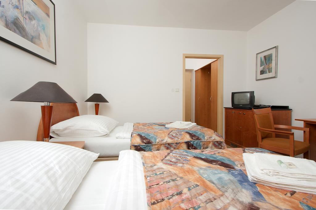 Hotel Chotol Horomerice Bilik gambar